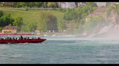 Akşam gölün güzel manzarası. 8k ultra HD.