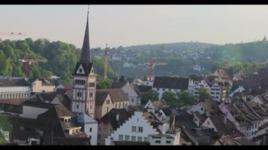 Akşam gölün güzel manzarası. 8k ultra HD.