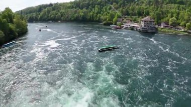 Şehirdeki nehrin havadan görünüşü