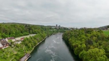 nehir ve şehir manzarası