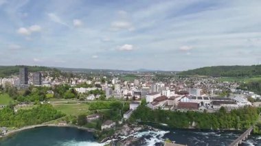 İsviçre 'deki nehrin güzel manzarası.