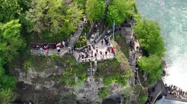 Dağlardaki nehrin havadan görünüşü