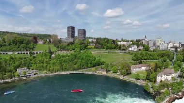 Güzel bir gölü ve şehrin ortasında arka planda bir nehri olan güzel bir manzaranın havadan görüntüsü. Güzel yaz manzarası.