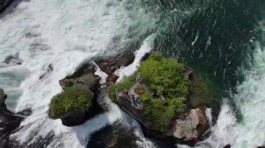 Ormanda güzel bir şelale