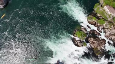 Güzel göl manzarası, dağlar, nehir, orman.