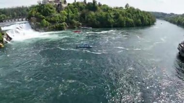 Dağlardaki güzel nehrin manzarası