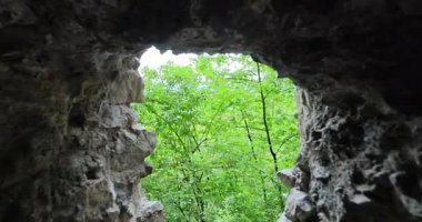 Burgruine Wichenstein 'da bir mağaranın kalıntıları.
