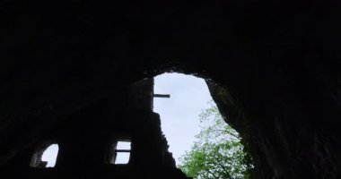 Burgruine Wichenstein 'da bir mağaranın kalıntıları.