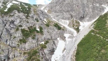 Dağlardaki dağ zirvesi Lnersee