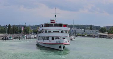 Yat rıhtıma demirlendi.