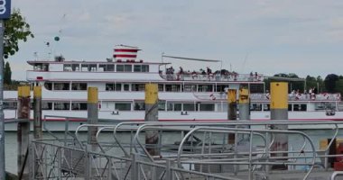 New York şehrinin limanındaki gemi.