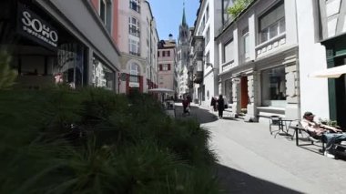 Avrupa şehrinin sokaklarında yürüyen insanlar St.Gallen 8k ultra HD