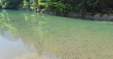 İsviçre 'deki güzel Seealpsee Gölü