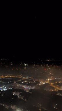 Gece şehir ışıkları bulutların üzerinde akşam gökyüzünde St, Gallen