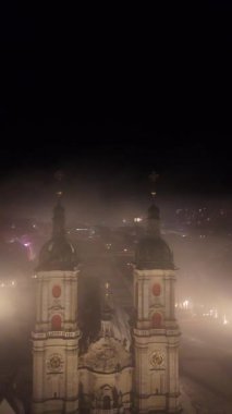 Eski Prag şehrinin gece vakti havadan drone görüntüsü. St Gallen.