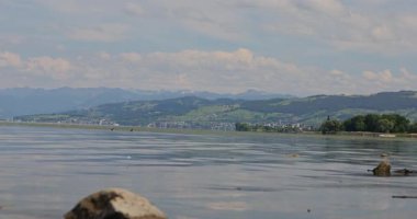 Göl manzara dağlarda