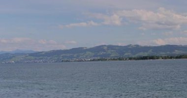 Dağlardaki göl manzarası