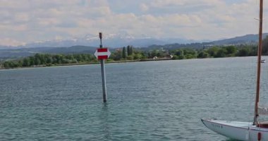 İtalya 'daki Trieste şehrindeki göl manzarası.