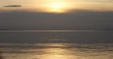 Gölde gün batımı 8k ultra hd 