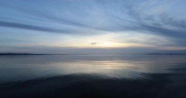 Gölün üzerinde güzel bir günbatımı 8k ultra HD 