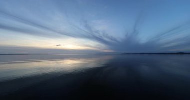 Deniz kıyısında güzel bir günbatımı 8k ultra HD 