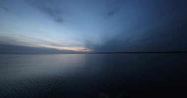 Gölün üzerinde gün batımı, akşam 8 km ultra HD 