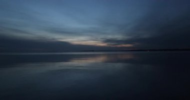 Baltık Denizi sahilinde gün batımı. 8k ultra hd. 