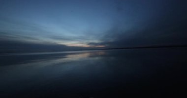 Sahilde güzel bir gün batımı 8k ultra HD 