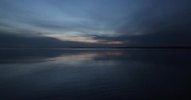 Gölde güzel bir günbatımı 8k ultra HD 
