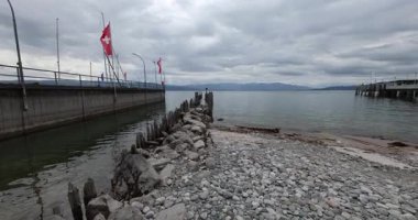 Deniz manzarası ve arka plandaki dağlar.