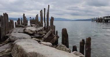 Skulptur Styx gölünün ortasında güzel bir göl görüntüsü.