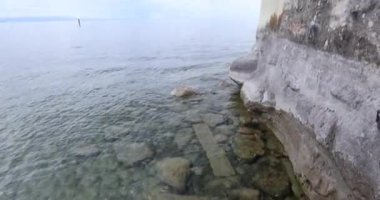 Dağın tepesinden deniz manzarası