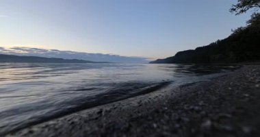 Güneşin doğuşunda Baltık Denizi üzerinde güzel bir manzara