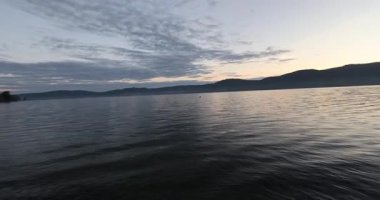 Doğanın arka planında, denizin üzerinde güzel bir gün batımı