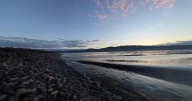 Denizin üzerinde güzel bir gün batımı