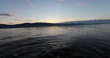 Gölün üzerinde gün batımı.