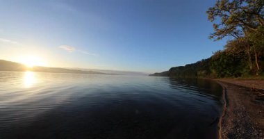 Gölde gün doğumu.