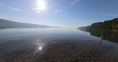 Güneşli bir günde, sabah güneşinin güzel bir görüntüsü.