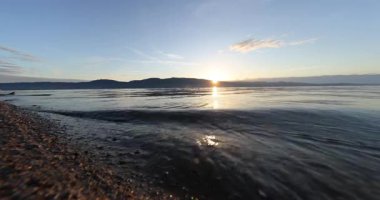 Denizin üzerinde gün batımı