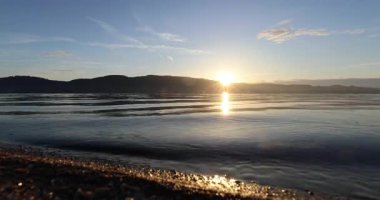 Nehirde gün batımı