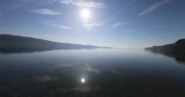 Dağlardaki güzel göl manzarası 8k ultra hd 