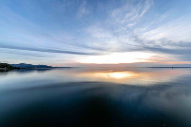 Gölün üzerinde güzel bir gün batımı