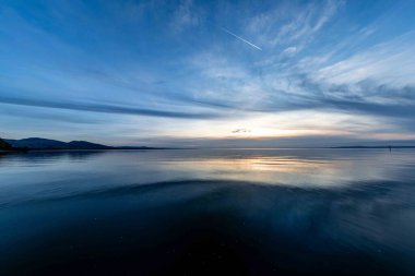 Gölün üzerinde güzel bir gün batımı