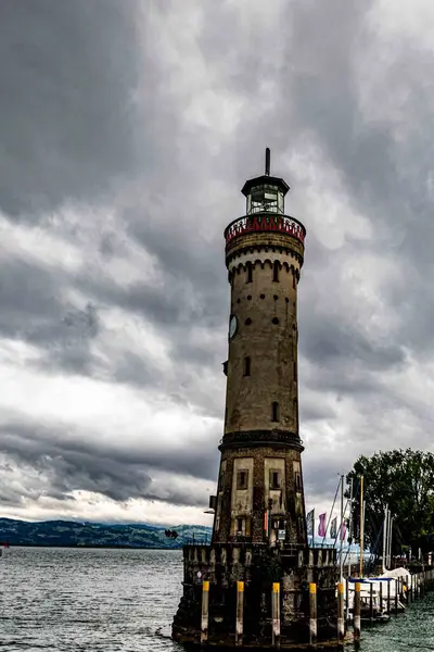 Neuer Leuchtturm Lindau Gölü Constance, arka plandaki en ünlü kent.