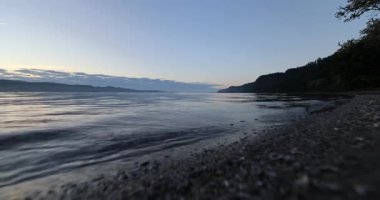 Denizin üzerinde güzel bir gün batımı. 8k ultra HD. 