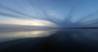 Gölde dramatik günbatımı 8k ultra HD 