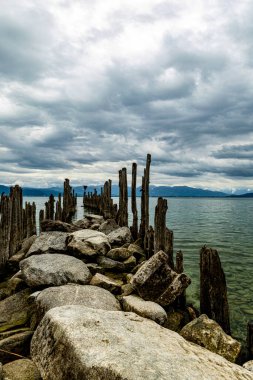 Arka planda kayalar ve ağaçlar olan göle yakın bir çekim.