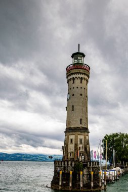 Dağlarda bir göl manzarası