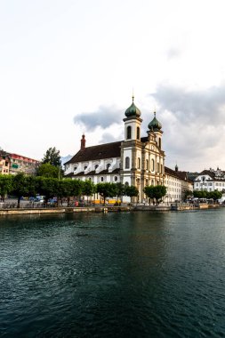 Zürih, İsviçre - Ağustos 32019: Zürih şehri manzarası Mmat nehri yaz gününden.