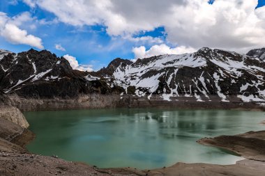 Dağlardaki gölün güzel manzarası